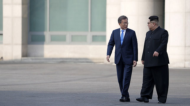 Мун Чжэ Ин и Ким Чен Ын. Фото EPA