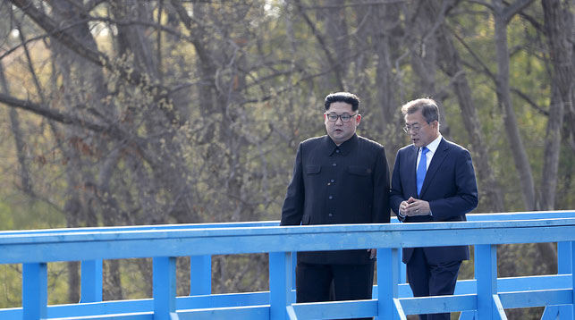 Лидер КНДР Ким Чен Ын и президент Республики Корея Мун Чжэ Ин. Фото EPA-EFE