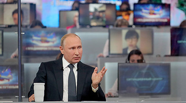 Владимир Путин во время "Прямой линии". Фото ТАСС