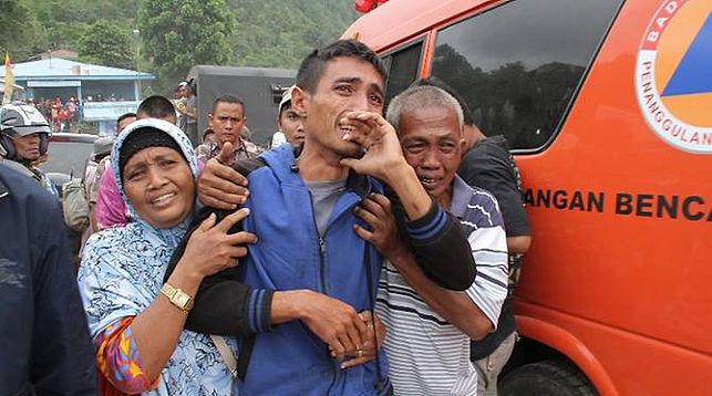 Один из выживших и члены его семьи. Фото Reuters