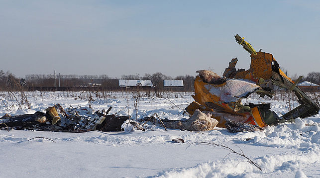 Обломки на месте крушения пассажирского самолета Ан-148 "Саратовских авиалиний", февраль 2018 года. Фото ТАСС