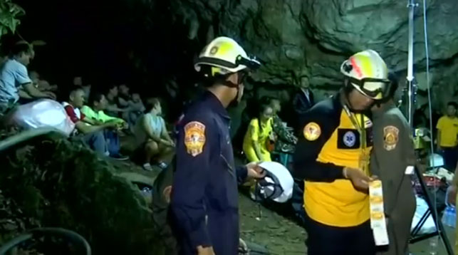 Спасатели приступили к бурению. Скриншот из видео ТАСС