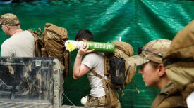 Американские военные доставляют к месту операции кислородные баллоны. Фото Reuters