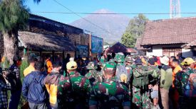 Индонезийские солдаты и команда спасателей собираются для подготовки к эвакуации туристов с горы Ринджани. Фото AP