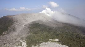Вулкан Синдакэ. Фото Reuters