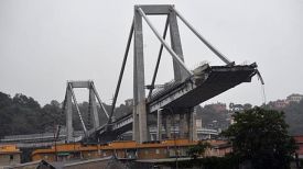 Рухнувший мост в Генуе. Фото EPA