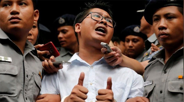 Корреспондент Рейтер Ва Лоун после вынесения ему приговора в суде Янгона. Фото Reuters
