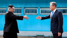 Лидер КНДР Ким Чен Ын и президент Южной Кореи Мун Чжэ Ин. Фото Korea Summit Press Pool via AP