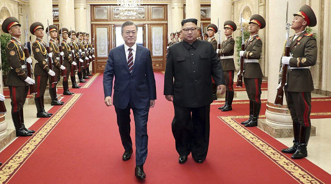 Президент Республики Корея Мун Чжэ Ин и лидер КНДР Ким Чен Ын. Фото AFP