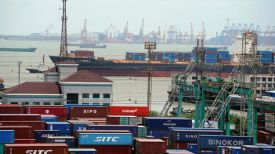 Грузовые контейнеры в порту Шанхая. Фото Reuters