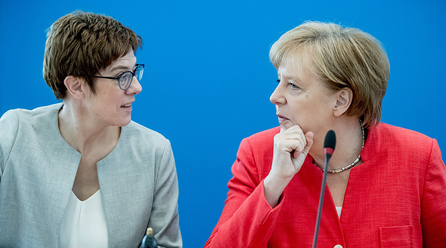 Аннегрет Крамп-Карренбауэр и Ангела Меркель. Фото World News