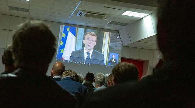 Публичный просмотр выступления Эммануэля Макрона. Фото Le Monde