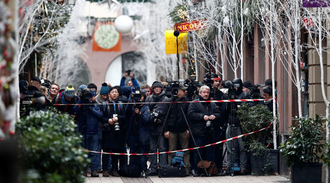 Журналисты на месте происшествия в ожидании информации. Фото Reuters