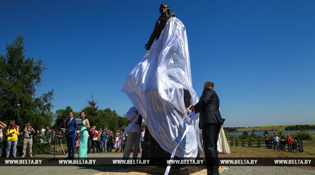 Председатель Ивацевичского райисполкома Александр Грицук и скульптор Геннадий Лойко на торжественном открытии памятника