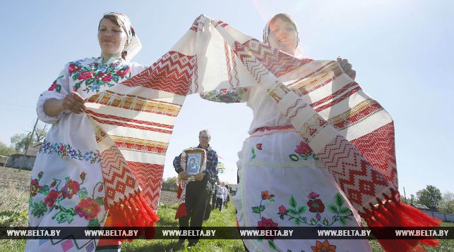 Жители деревни Погост отмечают обряд "Юраўскі карагод". Фото из архива
