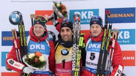 Призеры гонки преследования - Мартен Фуркад (в центре), Йоханнес Бё (слева), Тарье Бё