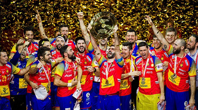 СБорная Испании с трофеем. Фото EHF