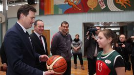 Максим Рыженков вручает мяч учащейся Осиповичской районной ДЮСШ
