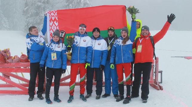 Павел Белько и Дарья Кудаева с членами команды и тренерами