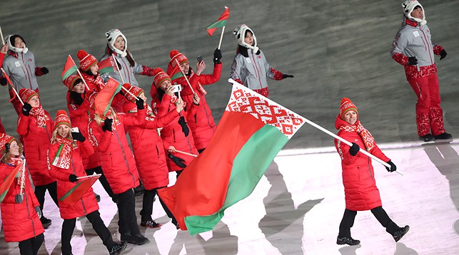 Алла Цупер несет флаг Беларуси. Фото ТАСС - БЕЛТА