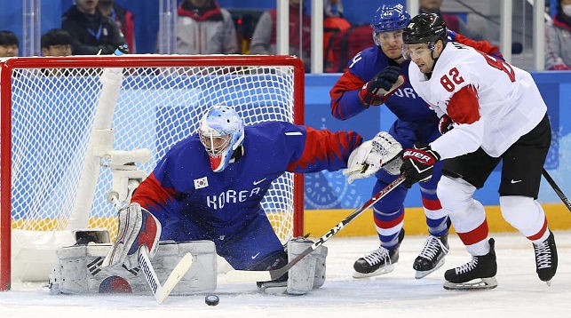 Во время матча Швейцария - Республика Корея. Фото IIHF