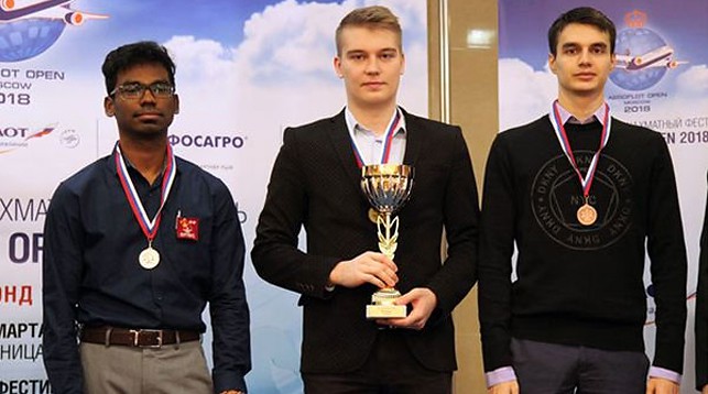 Владислав Ковалев (в центре). Фото Белорусской федерации шахмат