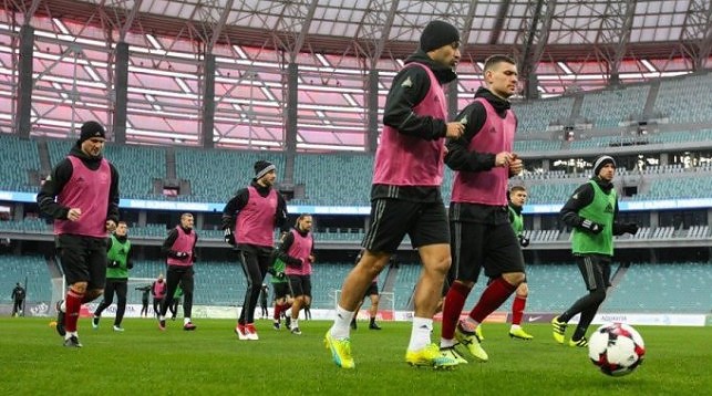 Белорусские футболисты проводят тренировку на поле "Олимпийского" стадиона в Баку