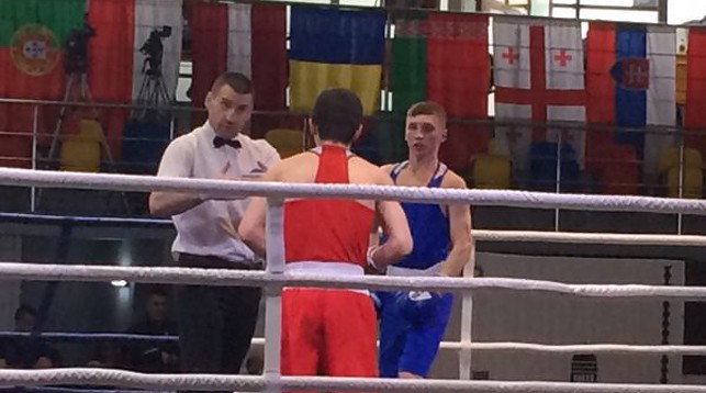 Дмитрий Асанов (в синем) во время полуфинального поединка с Отаром Навериани. Фото Белорусской федерации бокса