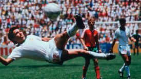 Мануэль Негрете забивает лучший гол в истории чемпионатов мира