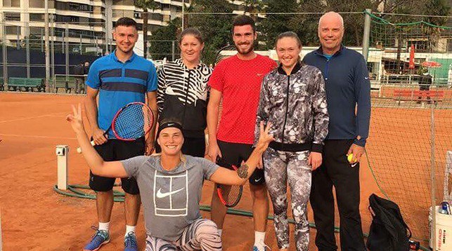 Арина Соболенко и Александра Саснович на тренировочном корте в Лугано. Фото Белорусской теннисной федерации
