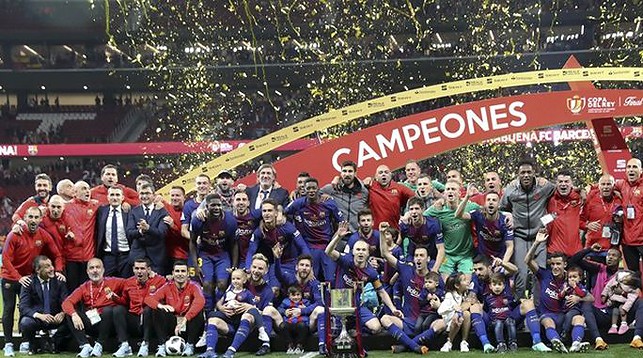 Футболисты "Барселоны" с трофеем