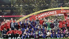 Футболисты &quot;Барселоны&quot; с трофеем