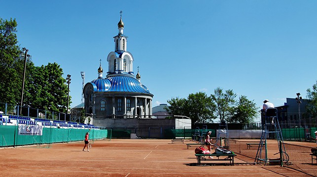 На открытых теннисных кортах в городском парке культуры и отдыха Пинска. Фото Белорусской теннисной федерации