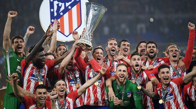 Футболисты "Атлетико" с трофеем. Фото УЕФА