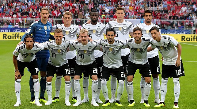 Мануэль Нойер (слева в верхнем ряду) перед товарищеским поединком Австрия - Германия 2 июня