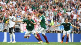 Футболисты Мексики радуются забитому голу. Фото ФИФА