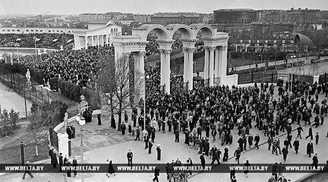 Центральный вход на стадион "Динамо" с улицы Кирова. 1957 год