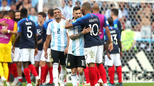 Килиан Мбаппе утешает Лионеля Месси после матча Франция - Аргентина