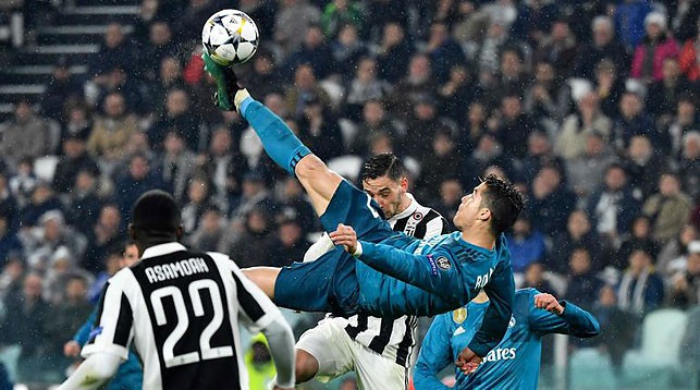 Криштиану Роналду поражает ворота "Ювентуса" в четвертьфинальном матче Лиги чемпионов в Турине