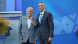 Николай Козеко вручает первому вице-президенту НОК Андрею Асташевичу свои медали в музей НОК