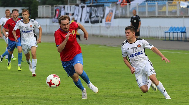 Богдан Мышенко (№77) сражается за мяч. Фото ФК "Торпедо-БелАЗ"