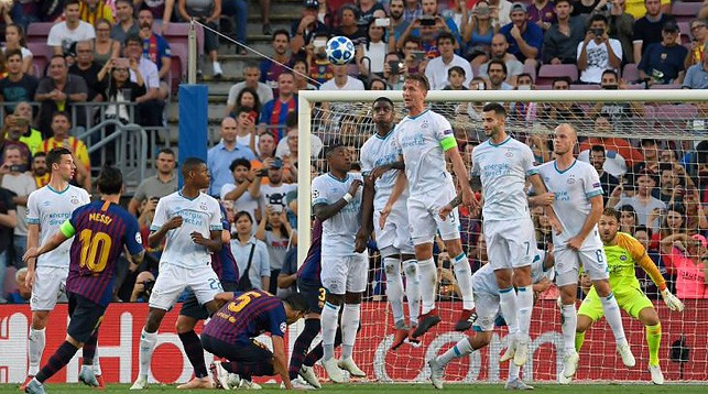 Лионель Месси отправляет первый мяч в ворота ПСВ. Фото Soccer News