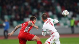 Антон Сарока (справа) сражается за мяч