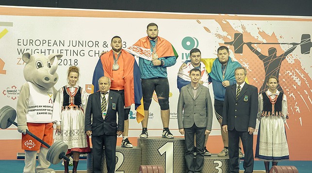 Эдуард Зезюлин (в центре). Фото Российской федерации тяжелой атлетики