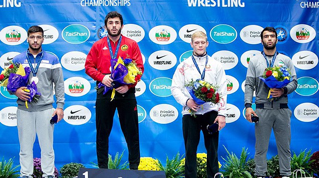 Никита Климович (второй справа). Фото Международной федерации борьбы
