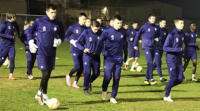 Борисовские футболисты проводят тренировку в Салониках. Фото ФК БАТЭ