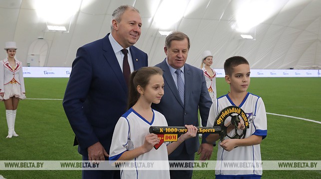 Сергей Румас и Анатолий Лис во время церемонии открытия футбольного манежа