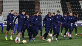 Борисовские футболисты проводят тренировку на стадионе в Салониках