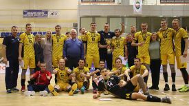 Солигорские волейболисты с трофеем. Фото Белорусской федерации волейбола