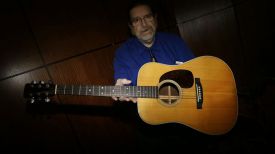 Специалист Heritage Auctions Гарри Шрум демонстрирует акустическую гитару Martin D-28. Фото  AP
